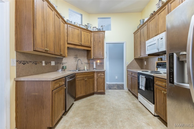 kitchen featuring tasteful backsplash, appliances with stainless steel finishes, and sink