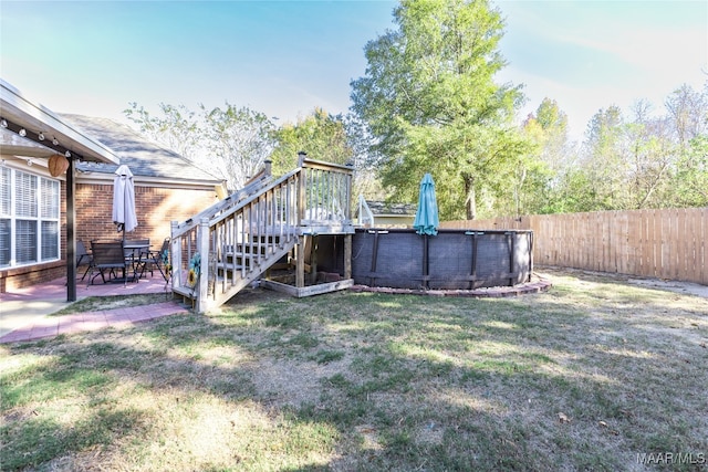 view of yard featuring a fenced in pool