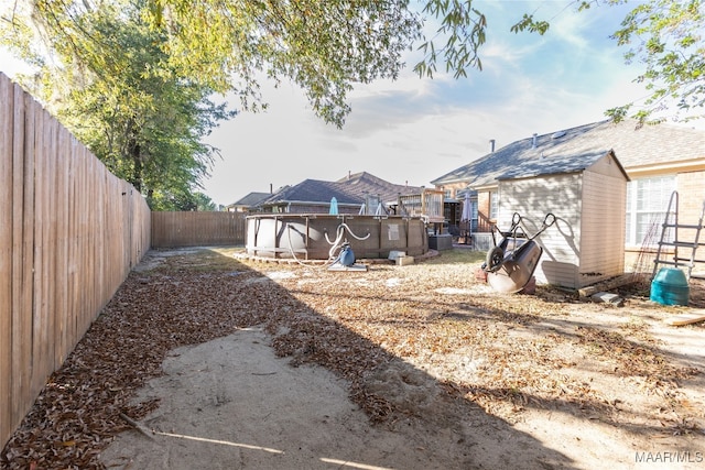 view of yard featuring a swimming pool