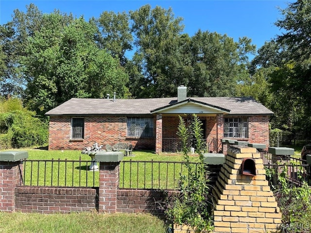 view of front facade featuring a front lawn