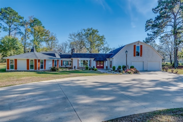 view of front of house featuring a front lawn and a garage