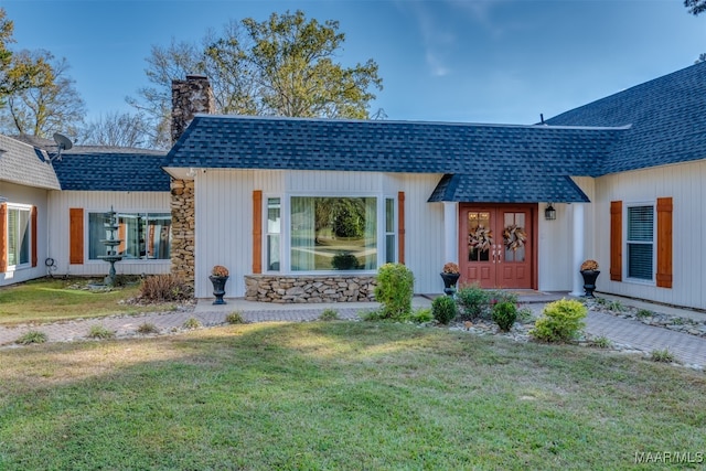 view of front of house featuring a front yard