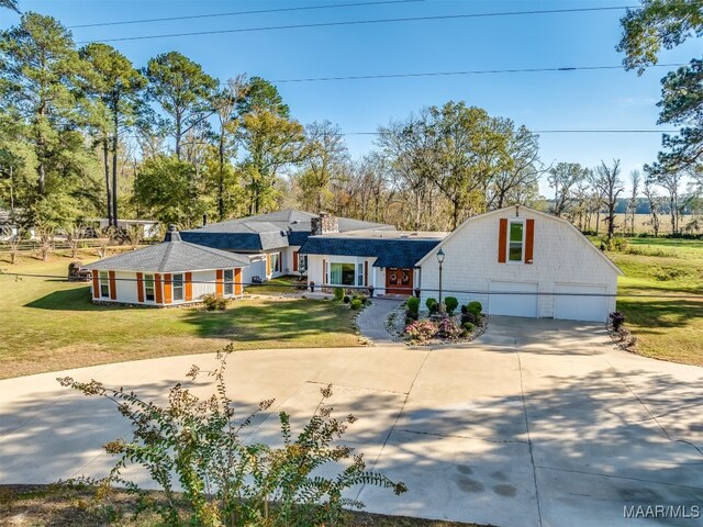 view of front of home featuring a front yard and a garage