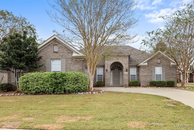 view of front of home featuring a front yard