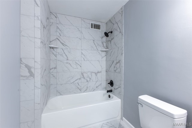 bathroom with tiled shower / bath and toilet