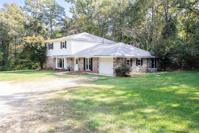 view of front facade featuring central AC unit and a front yard