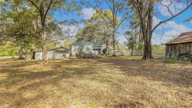 view of yard featuring an outdoor structure