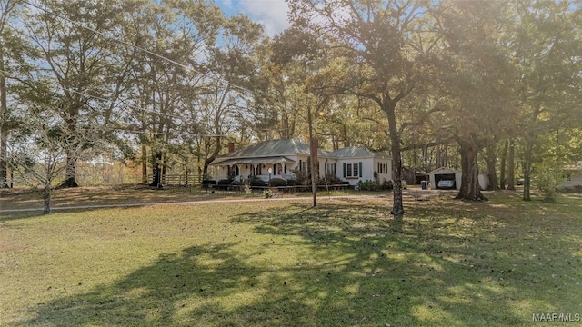 view of front of property featuring a front yard