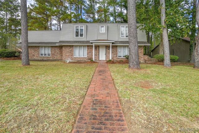 view of front facade featuring a front yard