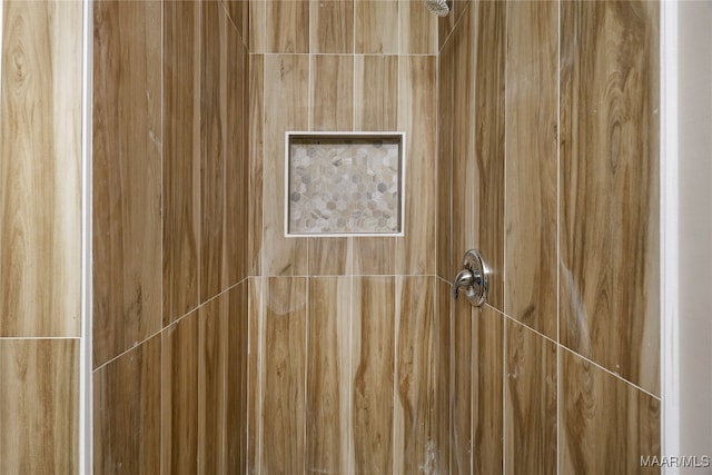 details featuring tiled shower