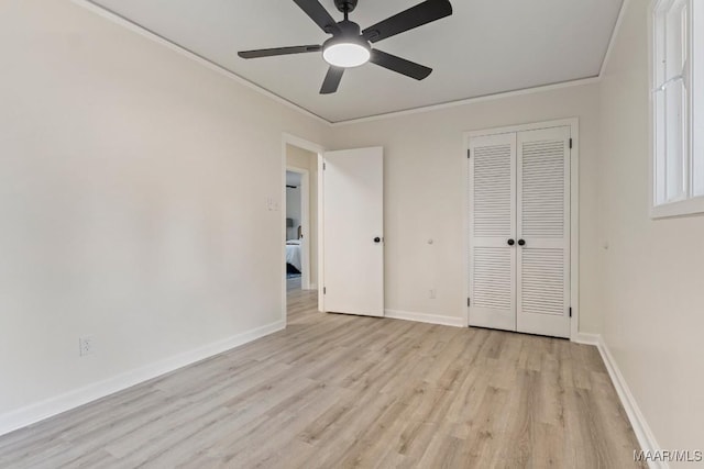 unfurnished bedroom with ornamental molding, light hardwood / wood-style flooring, ceiling fan, and a closet