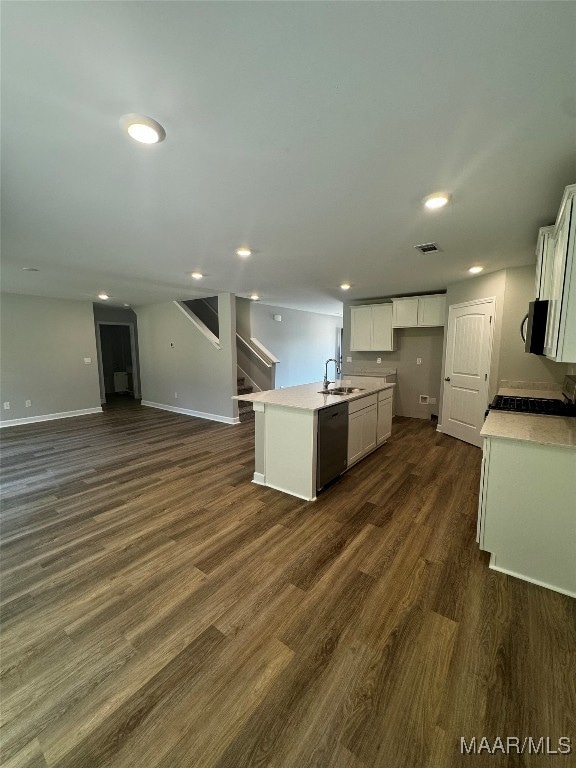 kitchen featuring sink, dark wood-type flooring, a kitchen island with sink, white cabinetry, and stainless steel appliances