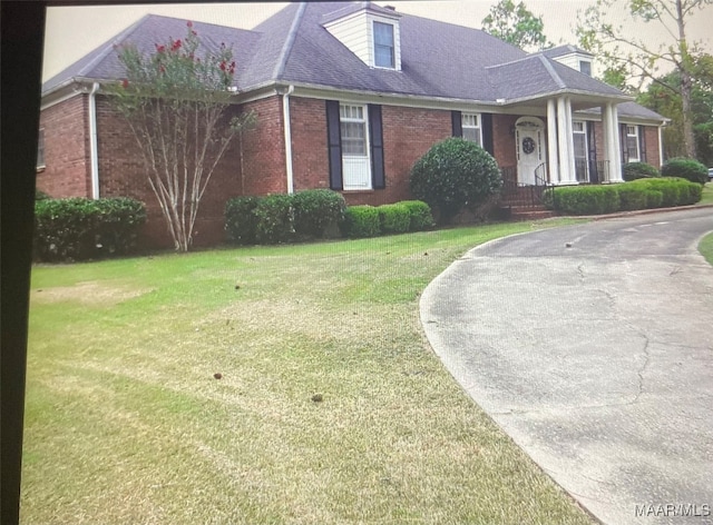 view of front facade with a front lawn