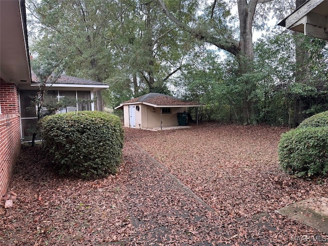 view of yard featuring a storage shed