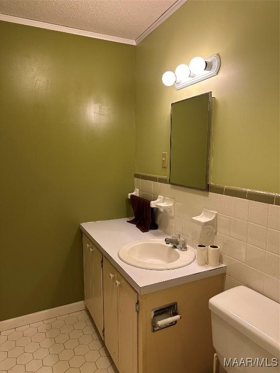 225 Merrimac Dr, Selma, AL 36701 - half bath with vanity, toilet, a textured ceiling, and ornamental molding
