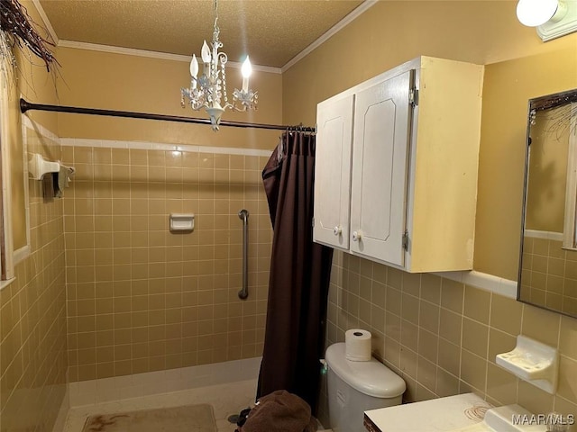 225 Merrimac Dr, Selma, AL 36701 - bathroom with toilet, vanity, tiled shower, crown molding, and a chandelier