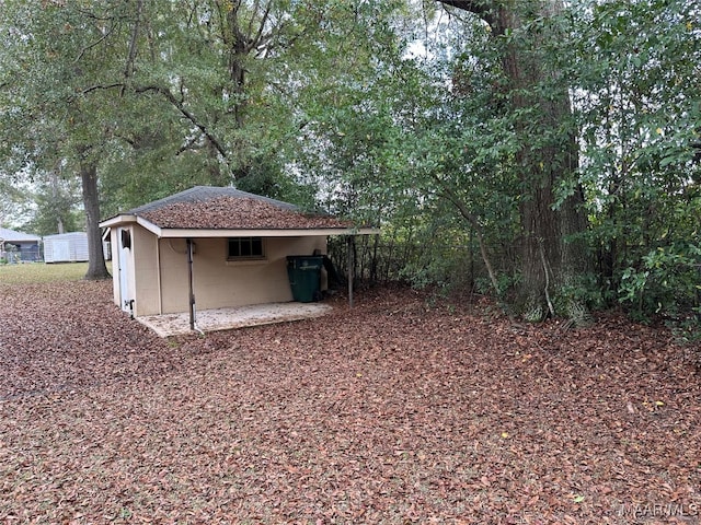 view of yard featuring a shed