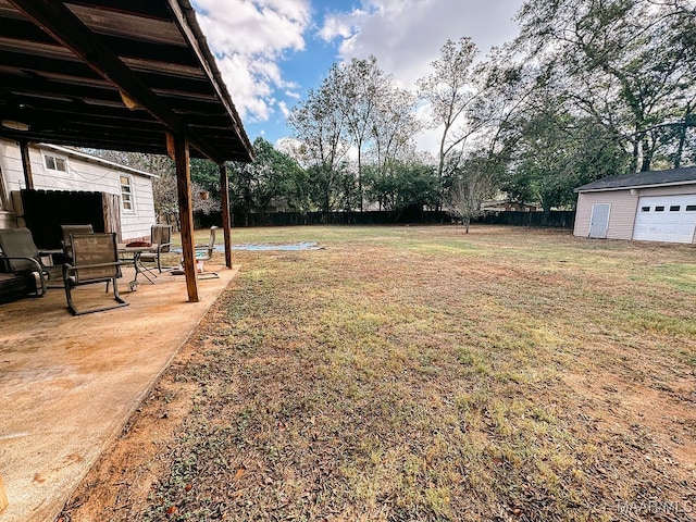 view of yard featuring an outdoor structure