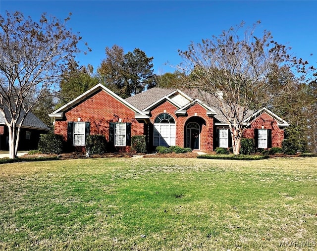 view of front facade featuring a front yard