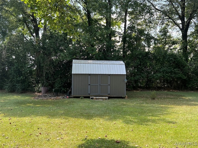 view of outdoor structure featuring a yard