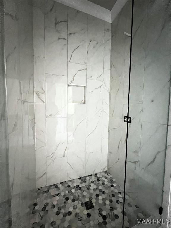 bathroom featuring a tile shower