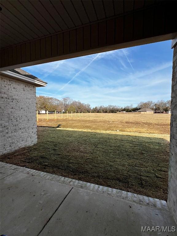 view of yard featuring a rural view