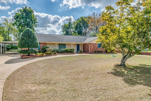 view of front facade featuring a carport and a front yard