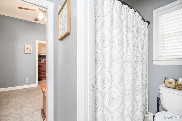 bathroom with a shower with curtain, ceiling fan, crown molding, and toilet