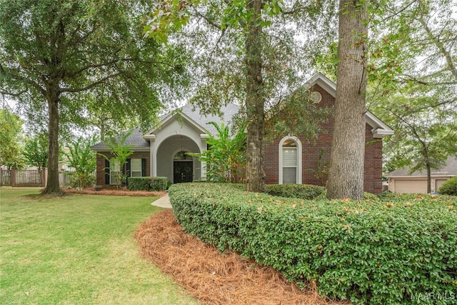 view of front of house featuring a front lawn