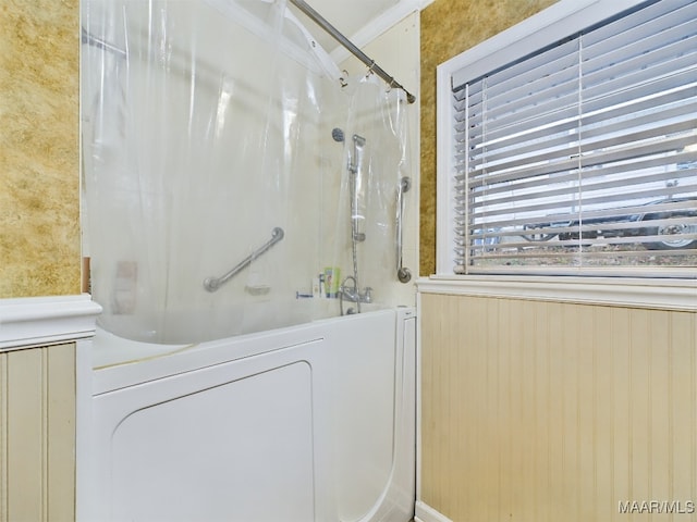 bathroom with shower / tub combo