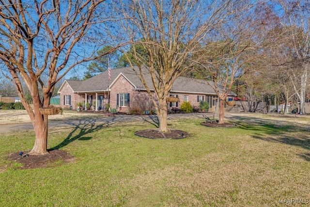 ranch-style home featuring a front lawn