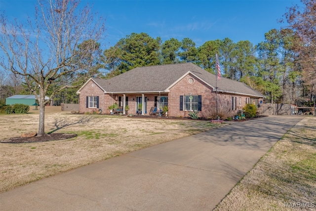 single story home featuring a front yard