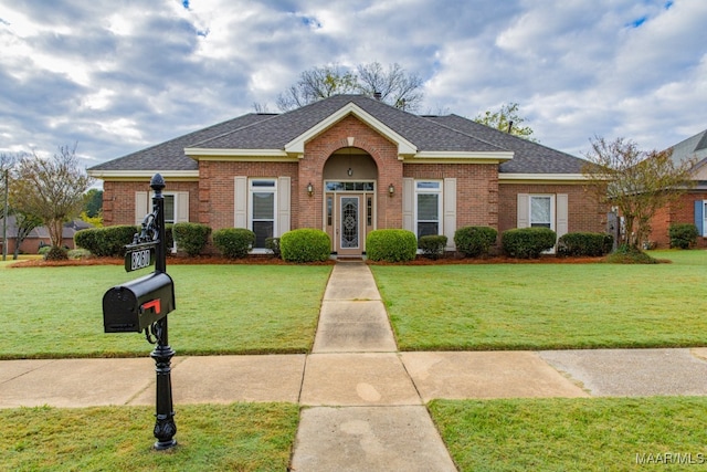 view of front facade featuring a front yard