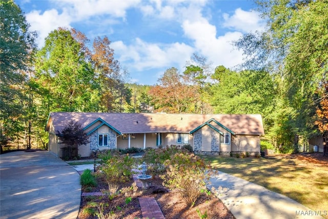 171 Griffith Ln, Tallassee, AL 36078 - single story home featuring concrete driveway and stone siding