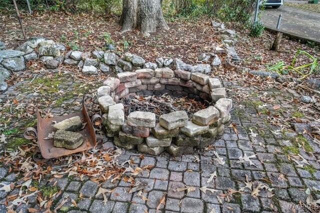 view of yard featuring an outdoor fire pit