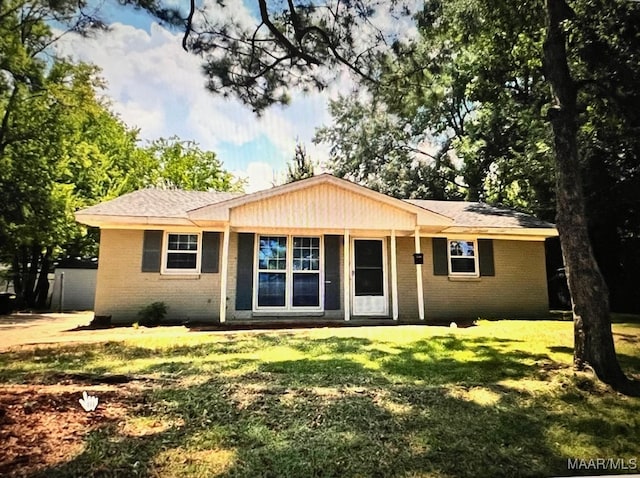 single story home with a front lawn