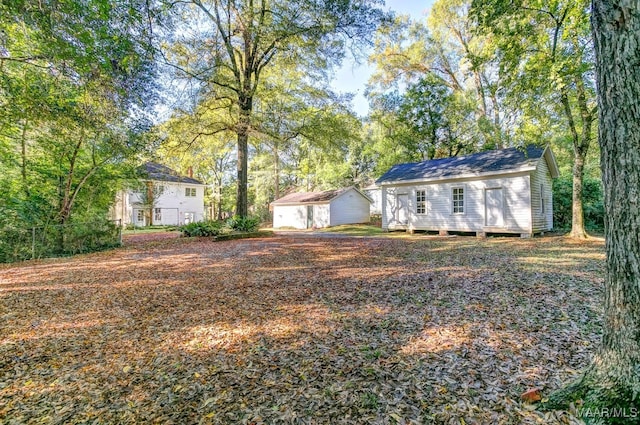 view of yard with an outbuilding