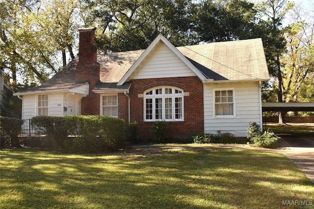 view of front facade with a front yard