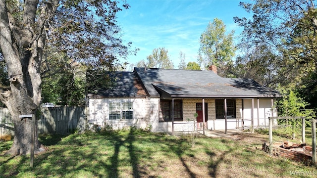 view of front of home with a front lawn