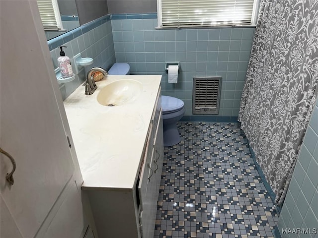10521 US Highway 31, Hope Hull, AL 36043 - bathroom with tile walls, toilet, vanity, wainscoting, and curtained shower