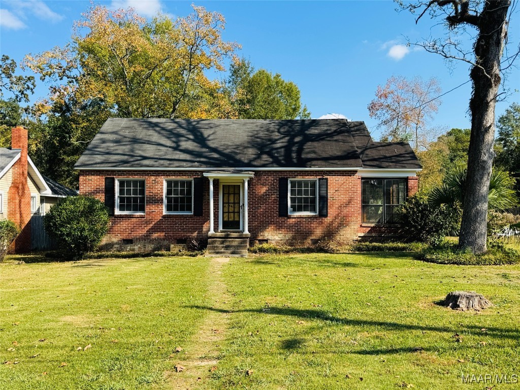 ranch-style house with a front yard