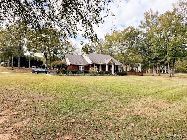 view of front of property featuring a front lawn