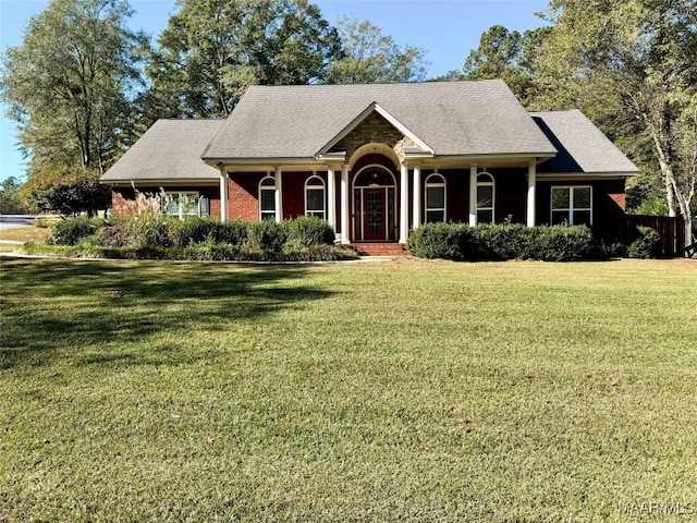 view of front facade featuring a front yard and covered porch