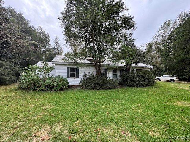 view of front of house featuring a front yard