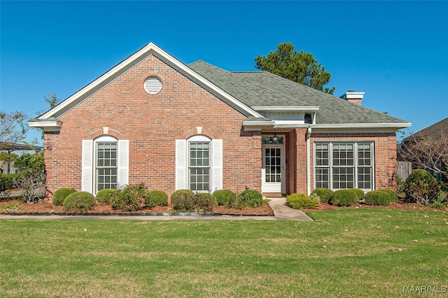 view of front facade featuring a front lawn