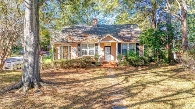 view of front of property featuring a front lawn