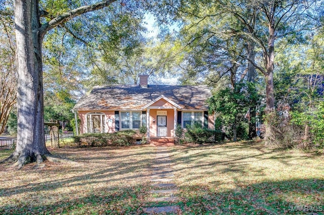 view of front of property featuring a front lawn