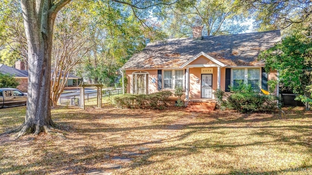 view of front of property featuring a front lawn