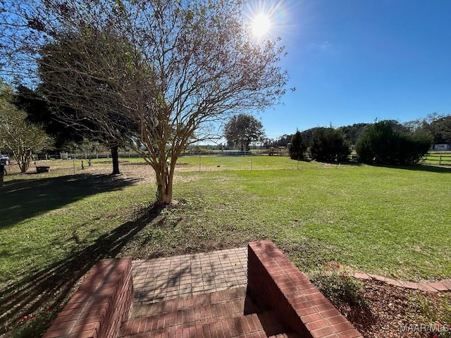 view of yard featuring a rural view