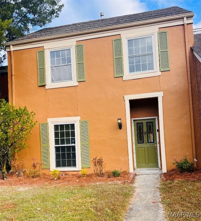 view of front of house featuring a front lawn